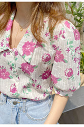 Camisa estilo blusa retro con mangas abullonadas y estampado floral